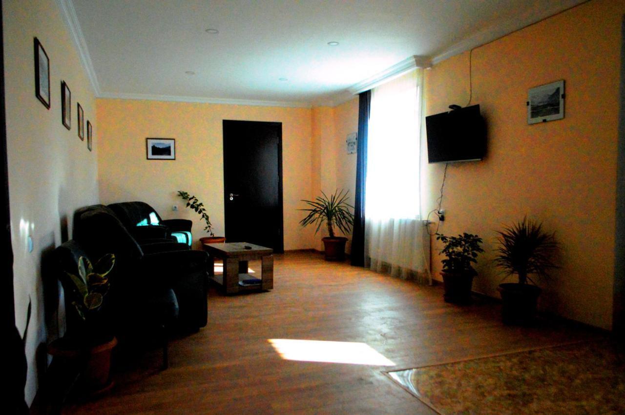 Guest House Qubi Степанцмінда Екстер'єр фото